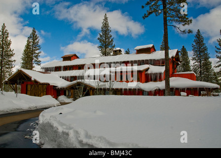 Clubhouse scena invernale Martis Camp North Lake Tahoe Truckee California USA neve del ghiaccio in inverno freddo sempreverdi Stati Uniti Nord un Foto Stock