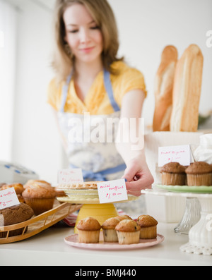 Donna che lavorano in forno Foto Stock