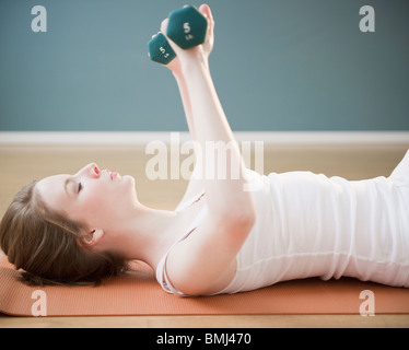Donna esercizio con manubri Foto Stock