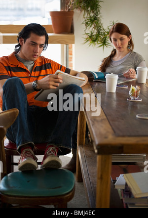 Paio di lettura nel coffee shop Foto Stock