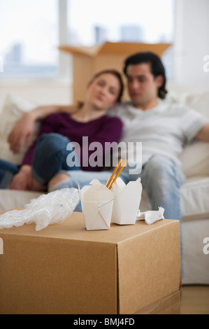 Giovane rilassante sul lettino Foto Stock