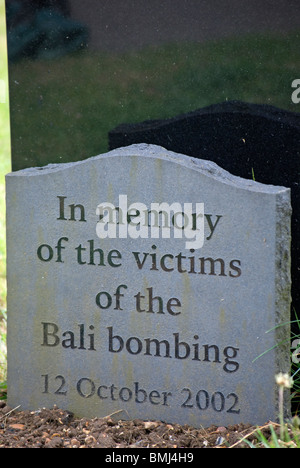 Lapide che ricorda le vittime degli attentati di Bali nel 2002 in East Sheen cimitero, Surrey, Inghilterra Foto Stock