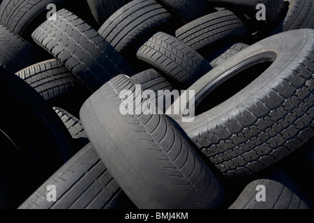 Pila di pneumatici usati Foto Stock