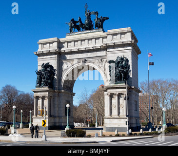 Monumento dei Soldati e dei marinai sull arco di pietra Foto Stock