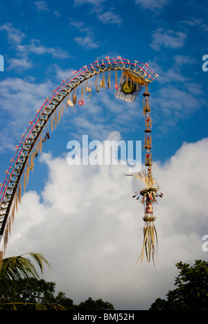 Decorative lungo i pali di bambù, localmente noto come 'penjor' costruita quando gli Indù Balinese celebrare Galungan e Kuningan giorno. Foto Stock