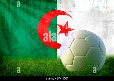 Grunge Algeria bandiera sulla parete e pallone da calcio Foto Stock