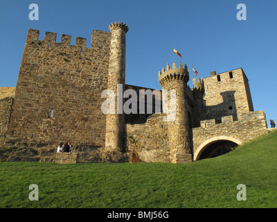 Castello dei Templari a Ponferrada. El Bierzo area. Provincia di León. Spagna. Modo di St James. Foto Stock