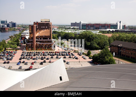 Vista dalla Imperial War Museum North, oltre il Manchester Ship Canal, il Quay West, con il Manchester United, Salford Quays, Regno Unito Foto Stock