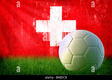 Grunge bandiera svizzera sulla parete e pallone da calcio Foto Stock