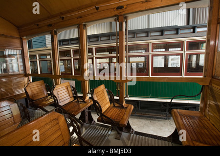 Tram classico interno in legno e panchine di legno (trolley car), Auckland, Nuova Zelanda Foto Stock