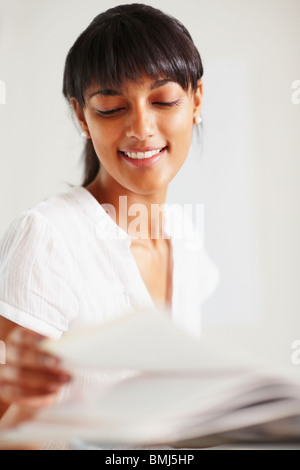 Ragazza giovane facendo i compiti di scuola Foto Stock