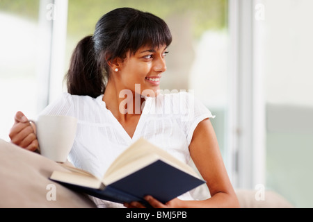 Giovane donna lettura Foto Stock