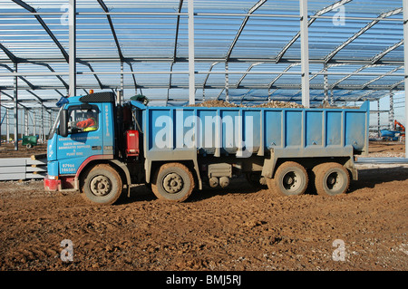 Volvo FM12 ribaltabile camion su un sito di costruzione in Inghilterra. Foto Stock