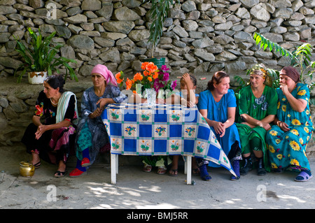 Ospiti di nozze al matrimonio tradizionale, Valle Bartang,Tagikistan Foto Stock