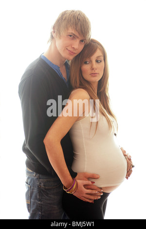 Giovane coppia in gravidanza in un abbraccio amoroso Foto Stock
