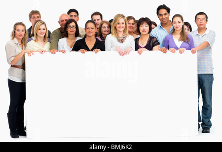 Gruppo di persone azienda blank billboard Foto Stock