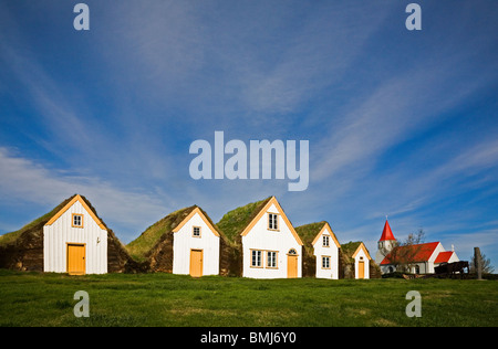 Tappeto erboso tradizionale-coperto case e chiesa, Glaumbaer, N Islanda Foto Stock