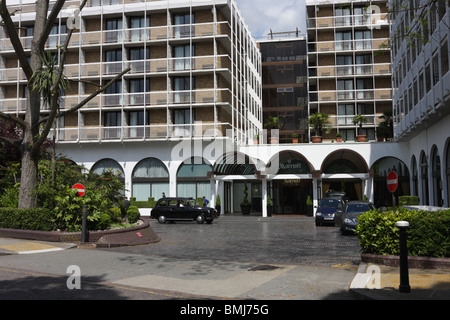 La aperta ed estesa del piazzale principale del Marriott Hotel Regents Park. Foto Stock