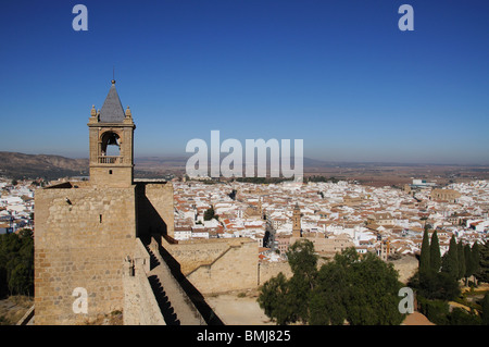 Castello di mantenere tower (torre del homenaje) e merlature con viste sui tetti della città, Antequera, Andalusia, l'Europa. Foto Stock