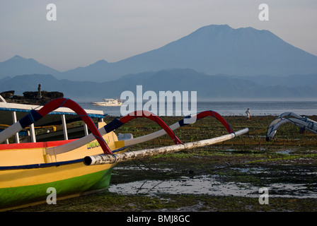 A sunrise, motoscafi attendere per andare fuori attraversato lo Stretto di Badung per turisti in traghetto dall'isola di Bali a Nusa Lembongan. Foto Stock