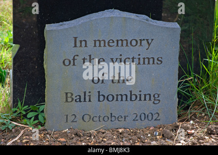 Lapide che ricorda le vittime degli attentati di Bali nel 2002 in East Sheen cimitero, Surrey, Inghilterra Foto Stock