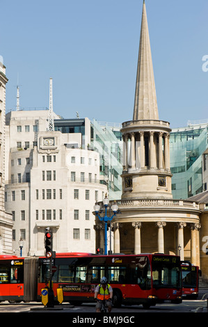 Tutte le anime Chiesa e BBC Broadcasting House su Langham Place, Londra, Regno Unito Foto Stock