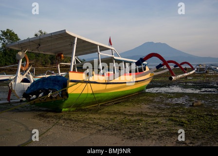 A sunrise, motoscafi attendere per andare fuori attraversato lo Stretto di Badung per turisti in traghetto dall'isola di Bali a Nusa Lembongan. Foto Stock