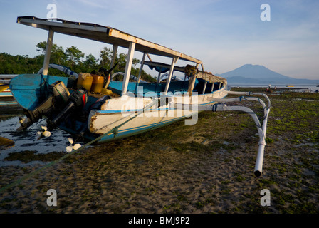 A sunrise, motoscafi attendere per andare fuori attraversato lo Stretto di Badung per turisti in traghetto dall'isola di Bali a Nusa Lembongan. Foto Stock