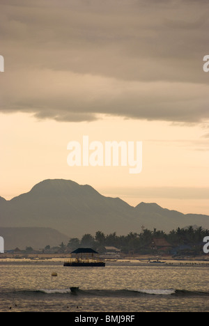 Sunrise a Nusa Lembongan, una piccola pesca, surf e alghe marine isola di allevamento che è parte di Bali, Indonesia. Ottimo surf. Foto Stock