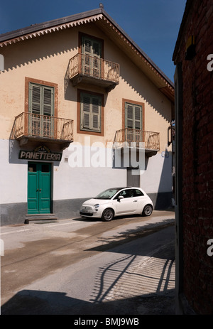 Fiat 500 parcheggiato in Barolo Italia Foto Stock