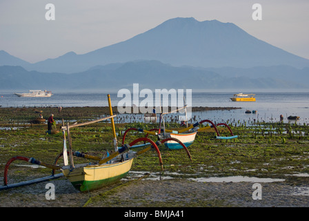 A sunrise, motoscafi attendere per andare fuori attraversato lo Stretto di Badung per turisti in traghetto dall'isola di Bali a Nusa Lembongan. Foto Stock