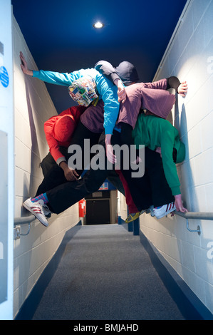 Aberystwyth university MA teatro e performance degli studi gli studenti che presentano gli interventi in ambiente costruito , REGNO UNITO Foto Stock