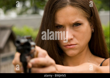 Bella Donna detiene 38 Special Revolver Foto Stock