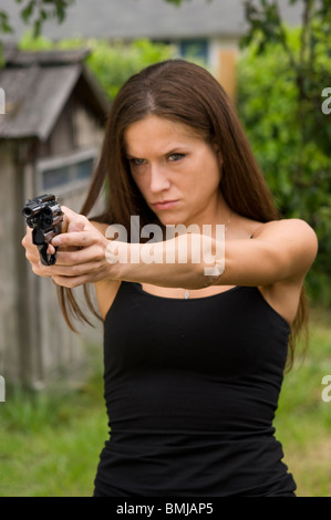 Bella Donna detiene 38 Special Revolver Foto Stock