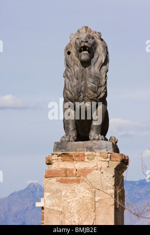 Lion statua presso la Grotta Hill a San Xavier Missione, nei pressi di Tucson, Arizona. Foto Stock