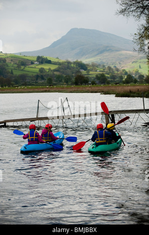 Bambini canoa kayak al Urdd legato all'esterno dei centri di attività, Glanllyn, Bala Lake, Gwynedd North Wales UK Foto Stock