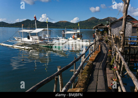 Bungalow sull'acqua sono i migliori alberghi in CORON città sull isola di Busuanga in CALAMIAN GROUP - FILIPPINE Foto Stock