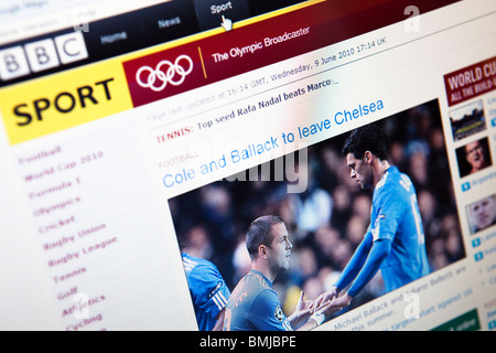 Close up di un monitor di computer / lo schermo che mostra la BBC Sport calcio sito di copertura Foto Stock