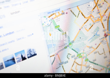 Close up di un monitor di computer / lo schermo che mostra il sito Web Google maps Foto Stock