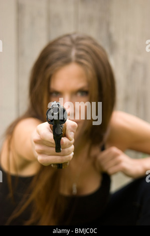 Bella Donna detiene 38 Special Revolver Foto Stock