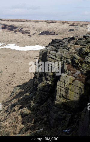 Sperone di roccia sopra pietra Colomba serbatoio Greenfield Lancashire Inghilterra inverno Foto Stock