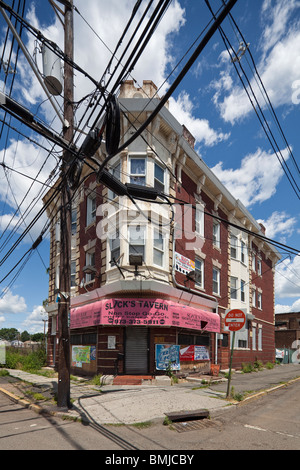 Appartamento abbandonati blocco con linee elettriche su Nye Avenue, Newark, New Jersey Foto Stock