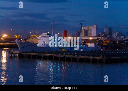 Una nave al dock nella baia di Manila - Manila, Filippine