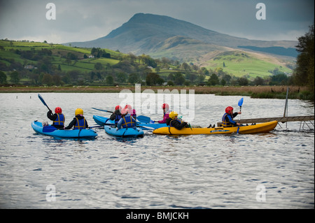 Bambini canoa kayak al Urdd legato all'esterno dei centri di attività, Glanllyn, Bala Lake, Gwynedd North Wales UK Foto Stock