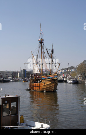 The Matthew, una replica che naviga attraverso il porto galleggiante di Bristol, Inghilterra, Regno Unito, ha ricostruito la storica barca a vela Foto Stock