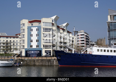 Sviluppo di alloggi a lato del porto a Canons Marsh, Bristol Harbour Inghilterra. Appartamenti moderni, soggiorno sul lungomare Foto Stock