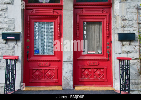 Rosso tipico delle porte in legno Plateau Mont Royal Montreal Canada Foto Stock