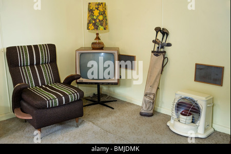 BW TV set, mazze da golf e altri mobili vintage in una casa sulla spiaggia dal ('50s house o 50's casa) Auckland, Nuova Zelanda Foto Stock