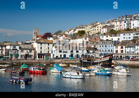 Regno Unito, Inghilterra, Devon, Brixham leisure e barche da pesca nel porto Foto Stock