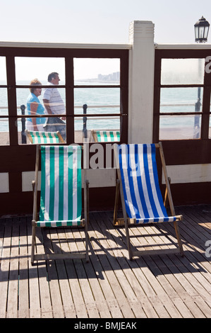 Due vuoto vacante sedie a sdraio sul molo di worthing sussex coast UK Foto Stock